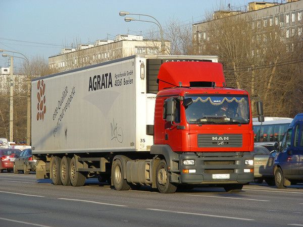 Грузовой автомобиль москва. Фура Москва. Грузовик Москва. Грузовая машина Москва. Грузовик на московских номерах.